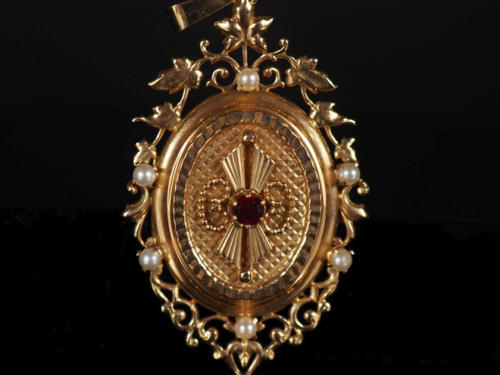 Pendentif porte photo Napoléon III en or 750, perles et grenat, à déco