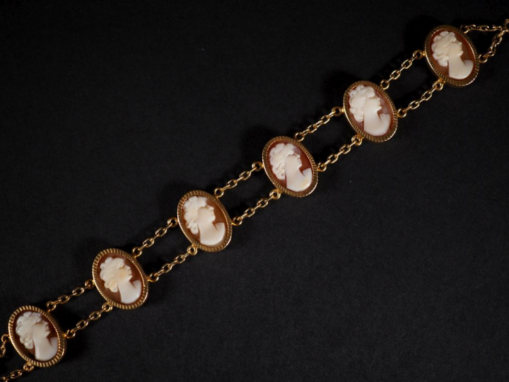 Bracelet 1900 en or 750 et six camées coquille "Profil de jeune fille"