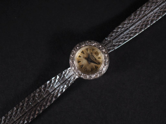 Vente aux enchères Montre de dame, boitier or blanc 750 serti de diamants, bracelet métal