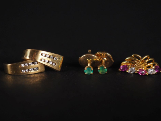 Vente aux enchères 3 paires de perce oreilles en or 750 et pierres  Poids tel : 4 g   