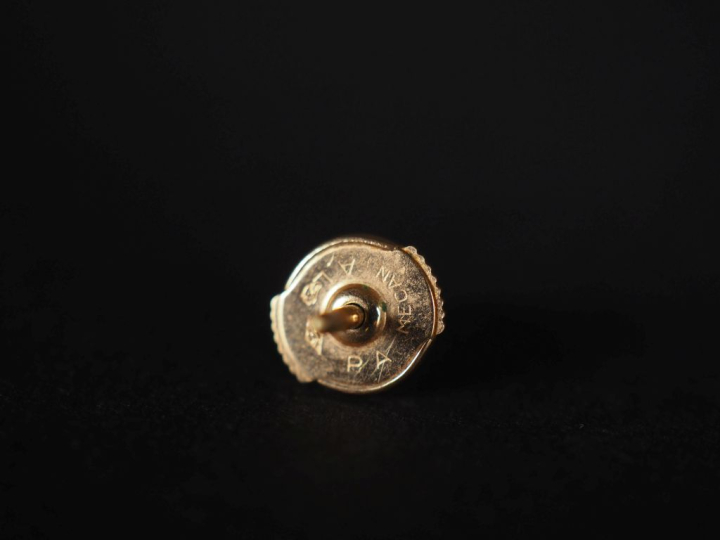 3 paires de perce oreilles en or 750 et pierres  Poids tel : 4 g   