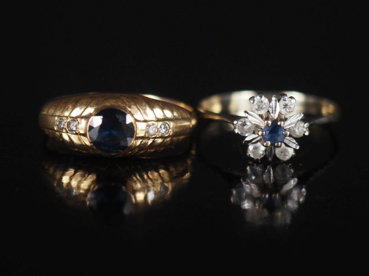 Ensemble comprenant :  une bague en or jaune 750, sertie en son centre
