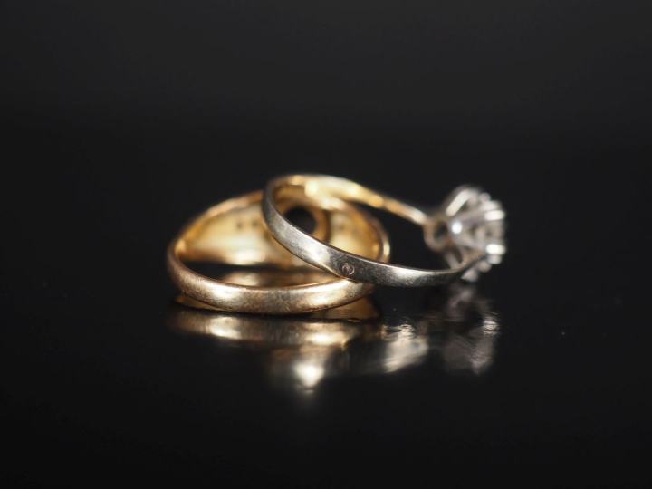 Ensemble comprenant :  une bague en or jaune 750, sertie en son centre