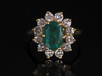 Vente aux enchères Bague marguerite, émeraude entourée de 12 diamants   