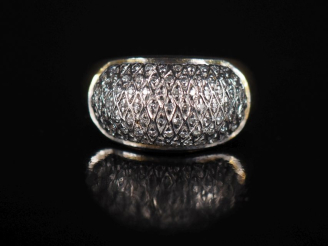 Vente aux enchères Bague dôme en or, semis de roses dans un croisillon   