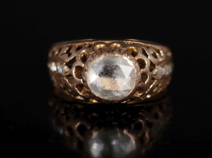Bague Napoléon III en or jaune 750 sertie en son centre d'un diamant t