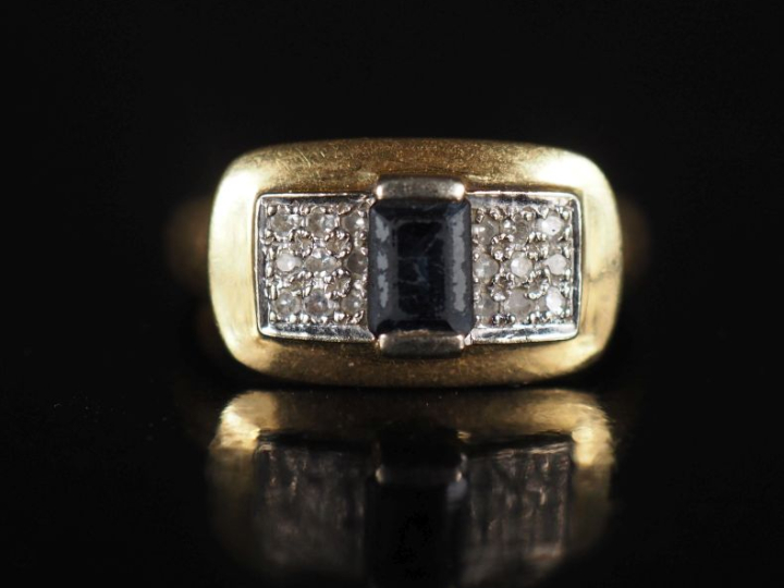 Bague de style Art Déco en or jaune 750, semis de roses (?) et pierre 
