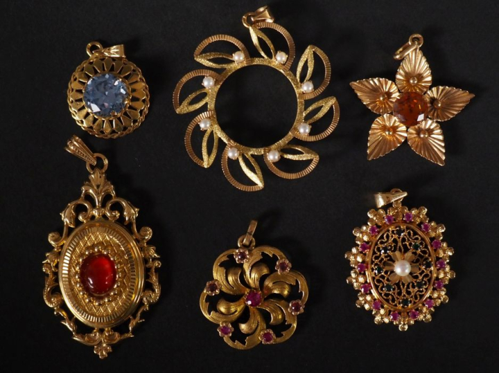 5 différents pendentifs en or et verroterie on y joint une monture de 