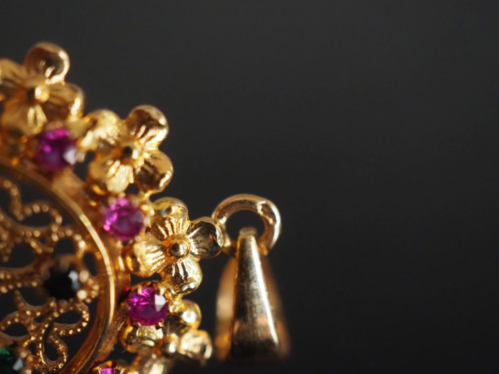 5 différents pendentifs en or et verroterie on y joint une monture de 