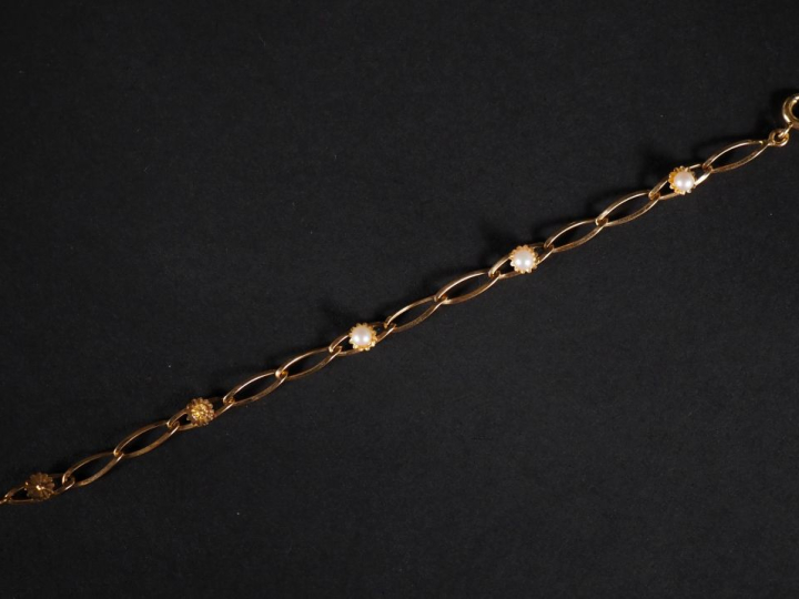 Bracelet d'enfant en or 750 et perles  Poids tel : 2,90 g (manque deux
