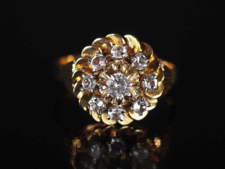 Bague marguerite 1900 en or jaune 750 et pierre à l'imitation du diama