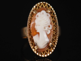 Vente aux enchères Bague 1900 en or 750, camée "profil de jeune fille"  Poids tel : 4,16 