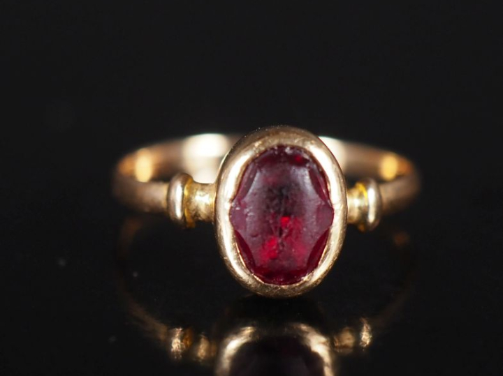 Bague 1900 en or et pierre rouge Poids tel : 1,80 g   