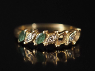 Vente aux enchères Bague en or 750 et deux pierres vertes  Poids tel : 1,60 g (manque deu