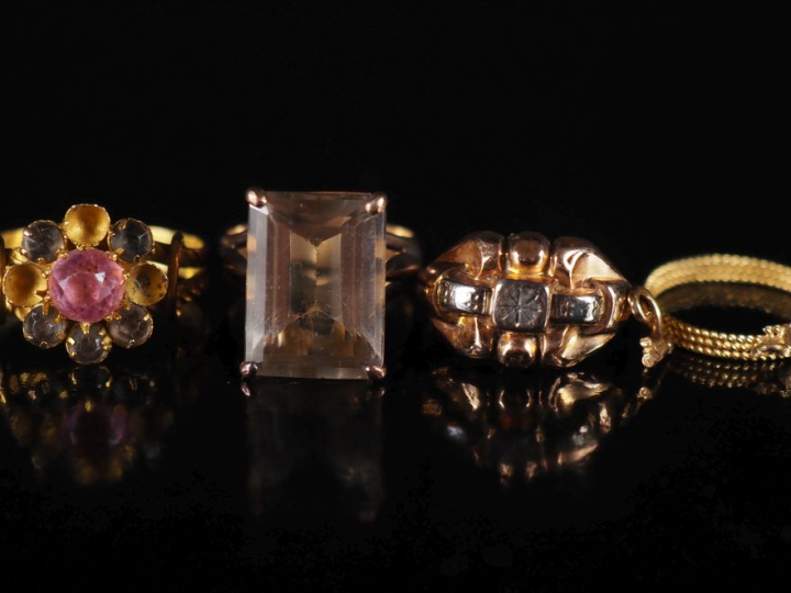 4 bagues anciennes en or 750, pierres fantaisie ou quartz (mauvais éta