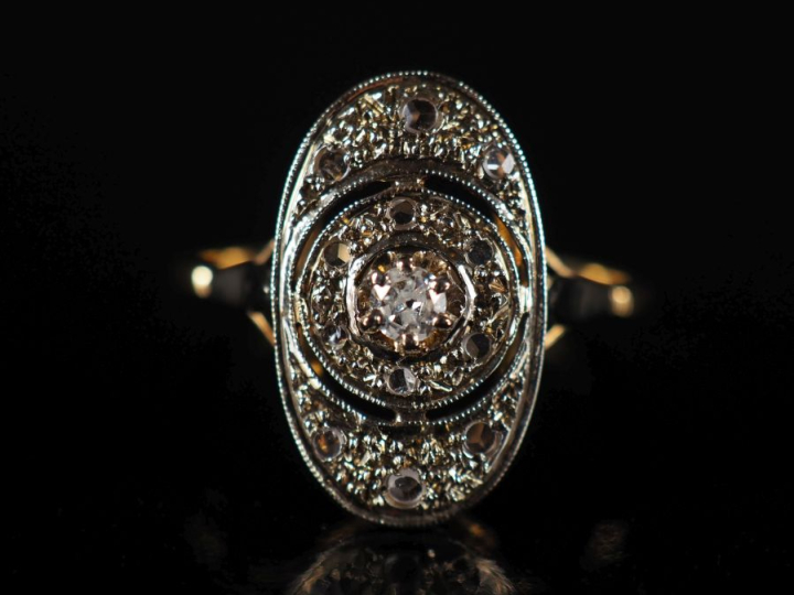 Bague Napoléon III en or et roses, une pierre à l'imitation du diamant