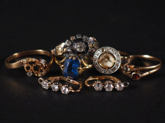 Vente aux enchères 4 bagues ou montures de bague en or et pierre paire de perce oreilles 