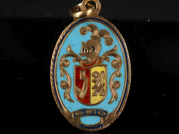 Médaille en or et émail, à décor de blason.  Poids tel : 2,90 g   