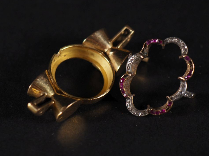 Elément de monture de bracelet en or 750, roses et rubis calibrés frag