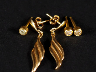 Vente aux enchères Paire de perce oreilles en or en forme de plume Poids : 1 g On y joint