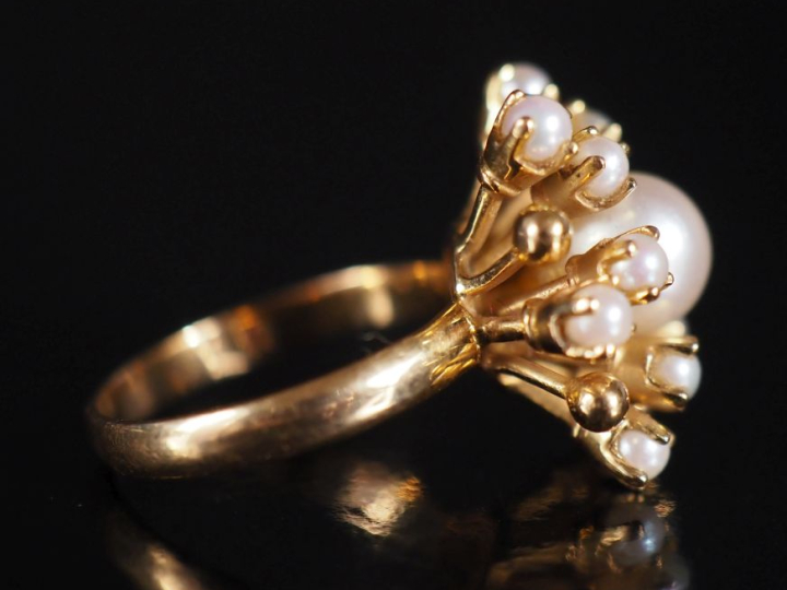 Bague marguerite en or 750 et perles Poids tel : 5,25 g   