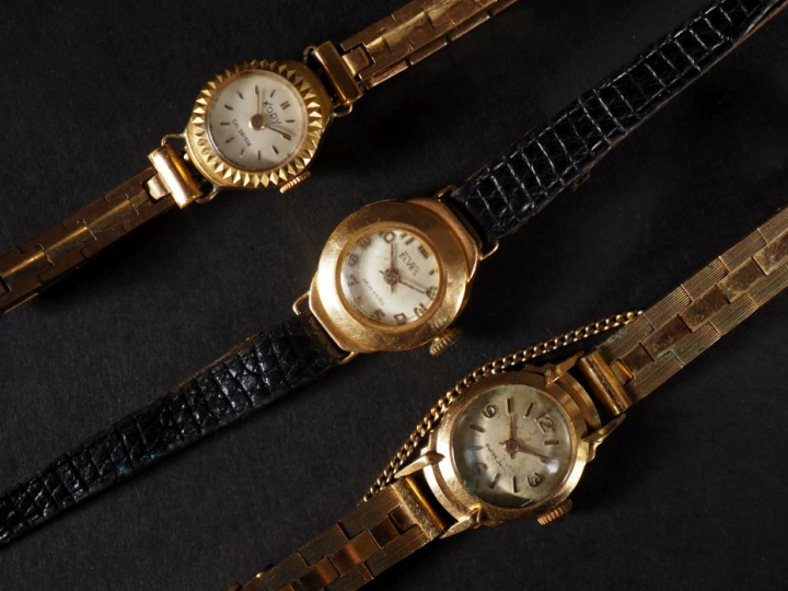 3 montres de dame, boitiers or, bracelets métal ou cuir   