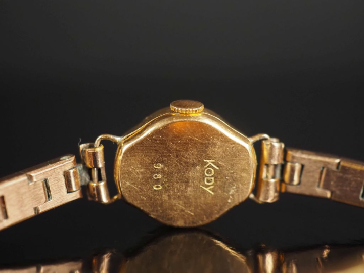 3 montres de dame, boitiers or, bracelets métal ou cuir   
