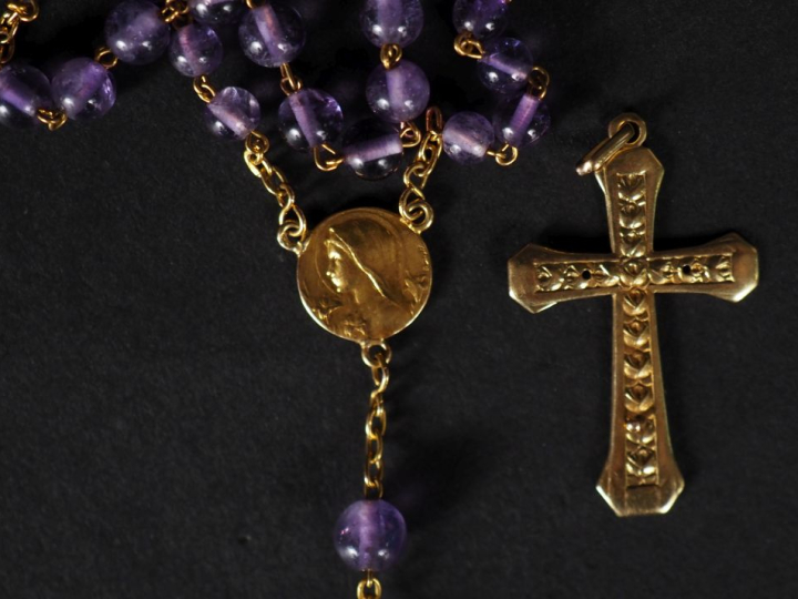Chapelet (cassé) médaille et chaine en or 750 , grains en verre violet