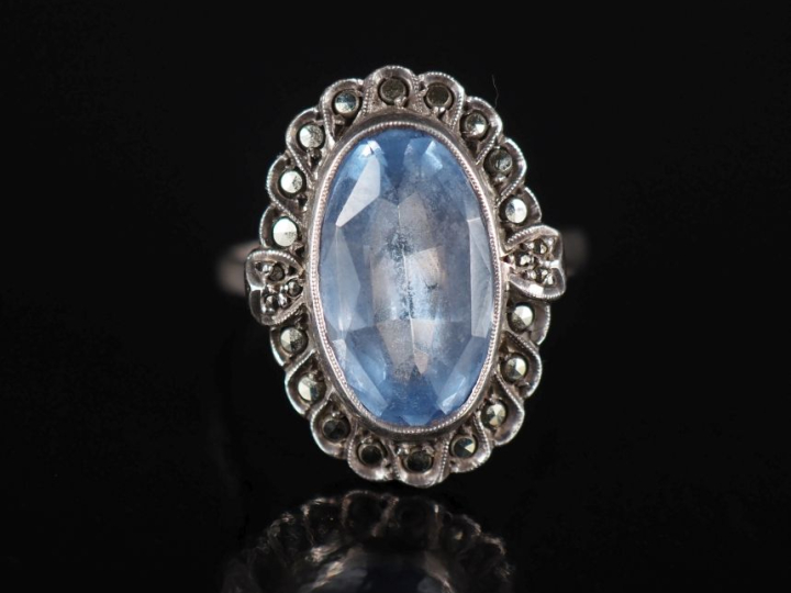 Bague marquise en argent et pierre bleue Poids : 5,10 g   
