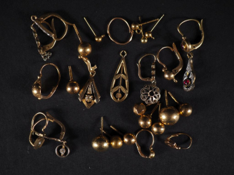 Vente aux enchères Ensemble d'éléments de perce oreilles en or 750 quelques pierres Poids