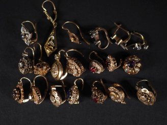 Vente aux enchères Ensemble de débris d'or 750 essentiellement des montures de perce orei