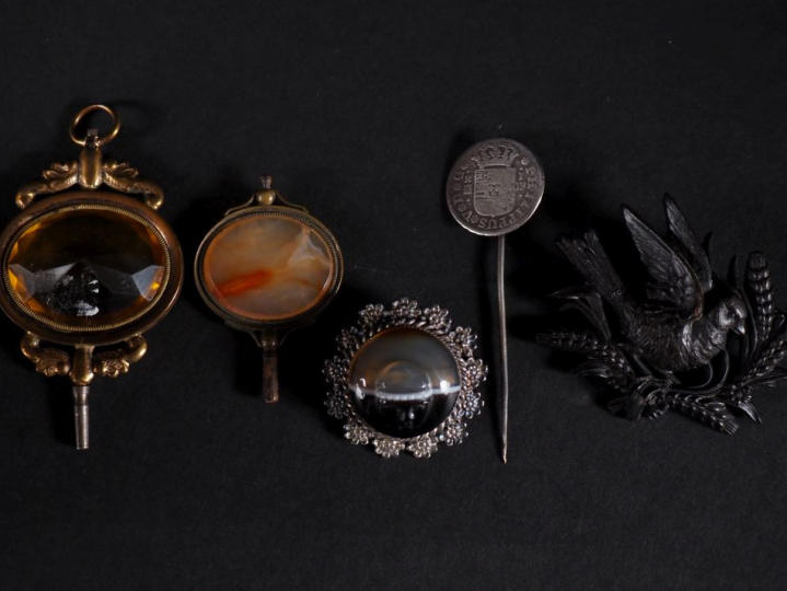 2 clés de montre XIXème en métal, agate et quartz une broche en bakéli