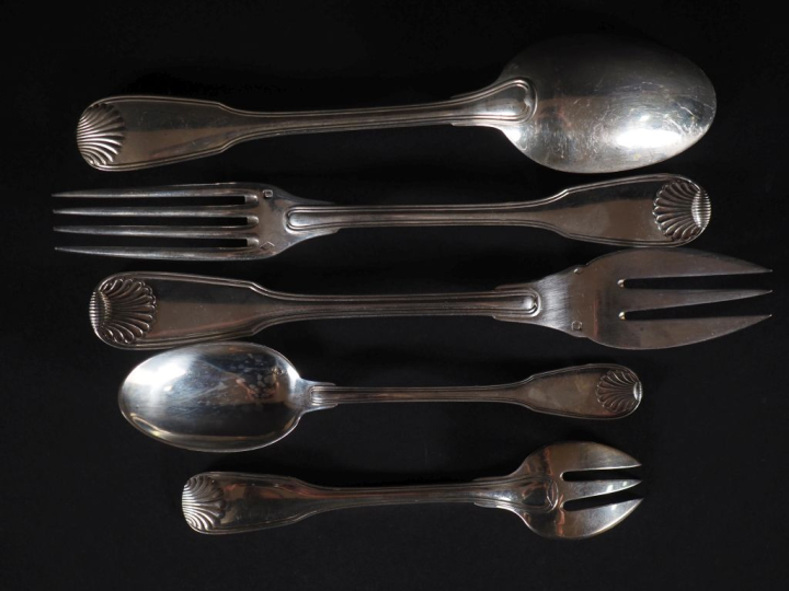 Partie de ménagère en argent 925 de style Louis XVI modèle à coquille.