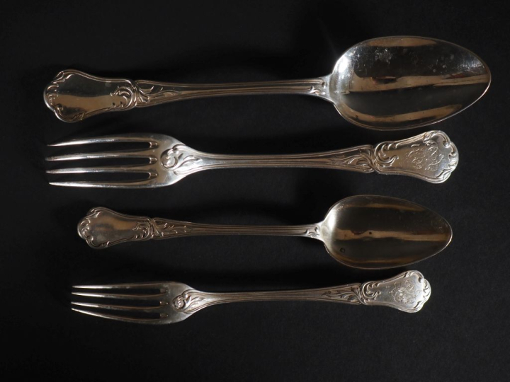 Partie de ménagère en argent 925 de style Louis XV modèle rocaille, or