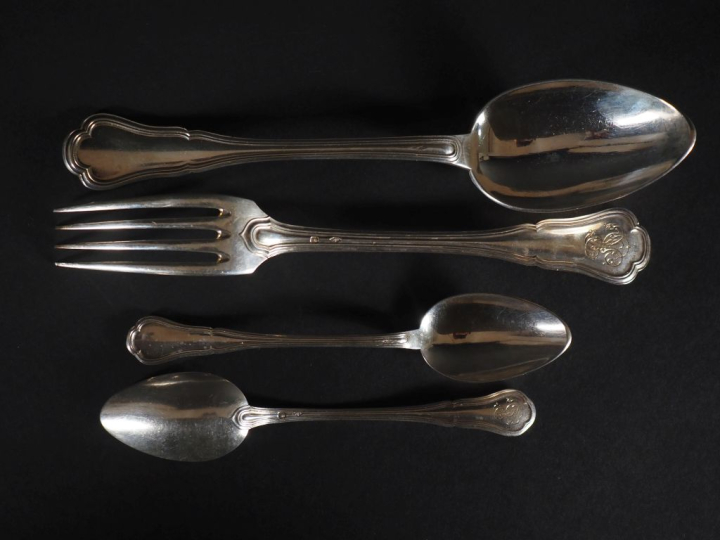 Partie de ménagère en argent 925 modèle à filets, ornée d'initiales. C