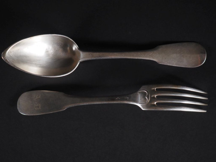 6 couverts en argent 925 modèle uniplat à décor d'initiales. Poinçon m