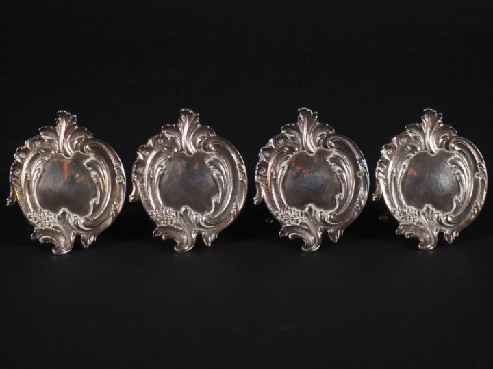 Quatre porte menus en argent, poinçon Minerve de style Louis XV   Poid