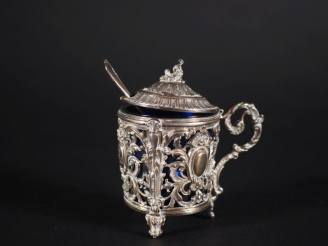Vente aux enchères Moutardier de style Rocaille et cuillère de style Louis XVI en  argent