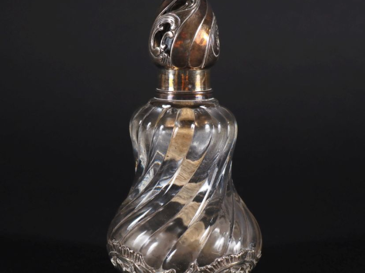 Lampe berger en cristal torsadé, pieds, monture et bouchon en argent d