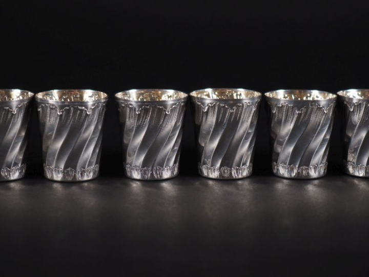 Six gobelets à liqueur en argent poinçon Minerve de style Louis XV.  M