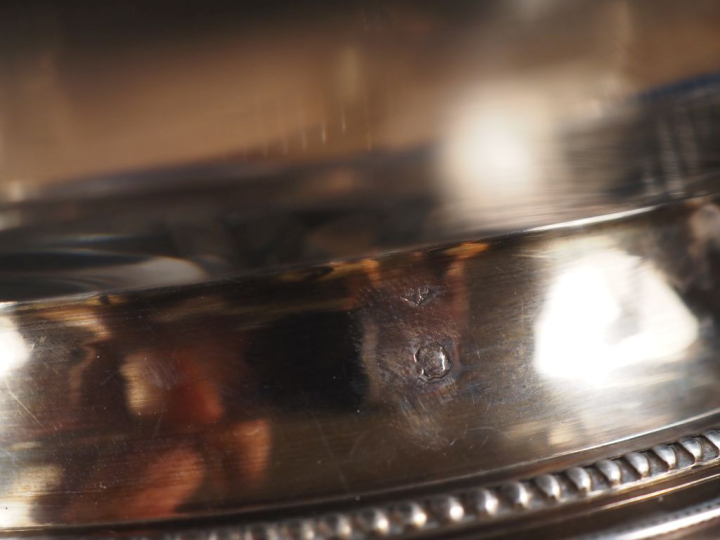 Coupe sur talon en cristal à pans coupés, piédouche et bordure argent 