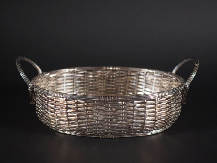 Panière en métal argenté tressé forme ovale à deux anses.  L : 31 cm  
