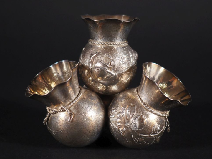 Nécessaire de table (piques) composé de quatre petits vases en argent 