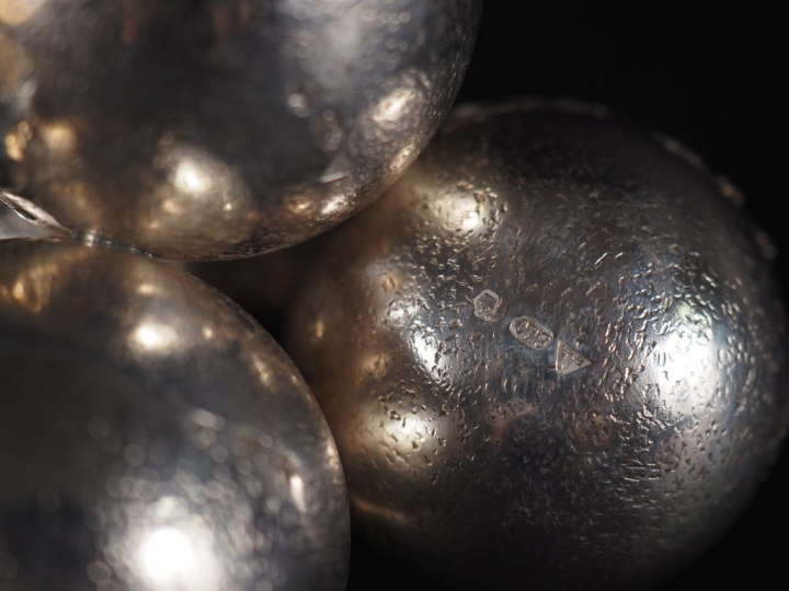 Nécessaire de table (piques) composé de quatre petits vases en argent 