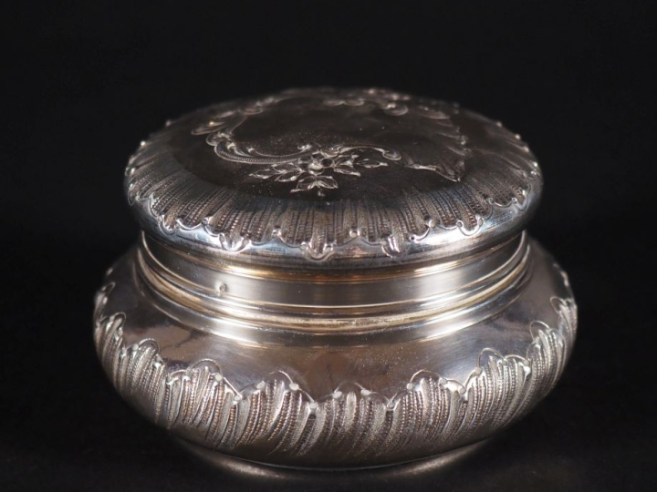 Boîte couverte ronde de style Louis XV avec cartouche uni,  argent poi