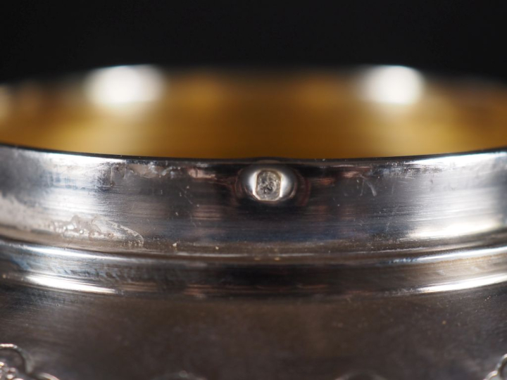 Boîte couverte ronde de style Louis XV avec cartouche uni,  argent poi