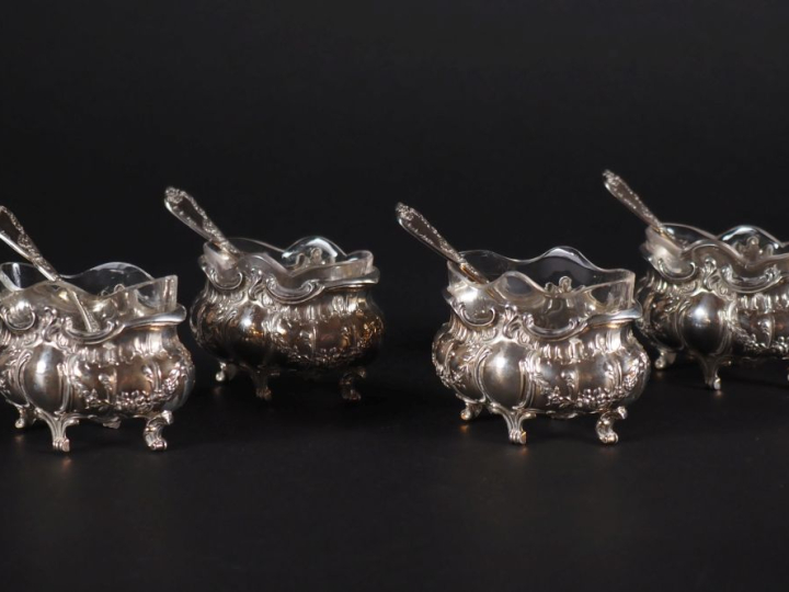 Quatre salerons ovales de style Louis XV sur quatre patins avec leur p