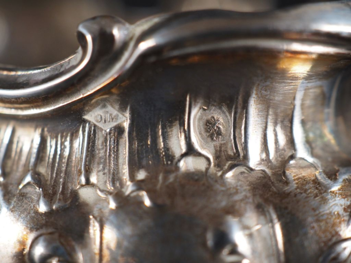 Quatre salerons ovales de style Louis XV sur quatre patins avec leur p