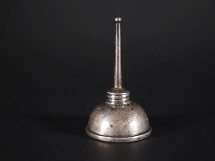 Burette à huile en argent étranger. Signée. M.O : Tiffany   Co. Poids.