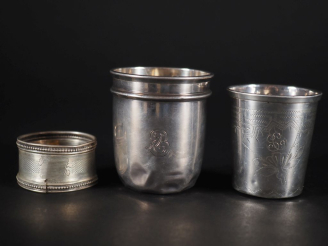 Vente aux enchères Deux différentes timbales en argent 925, l'une ciselée à décor de fleu